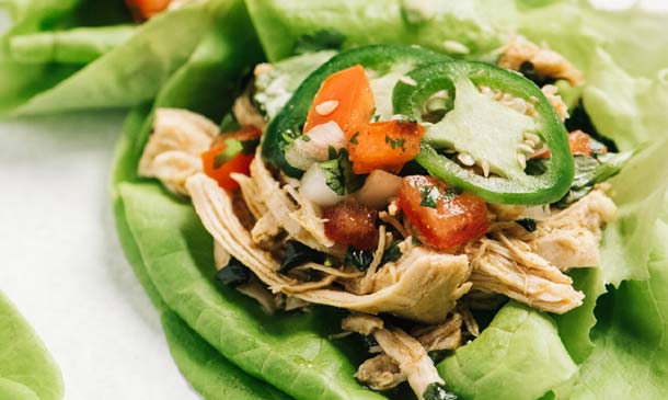 Tacos de lechuga con atún, tomate y pimiento