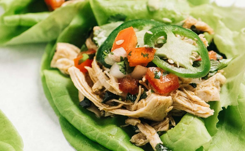 Tacos de lechuga con atún, tomate y pimiento