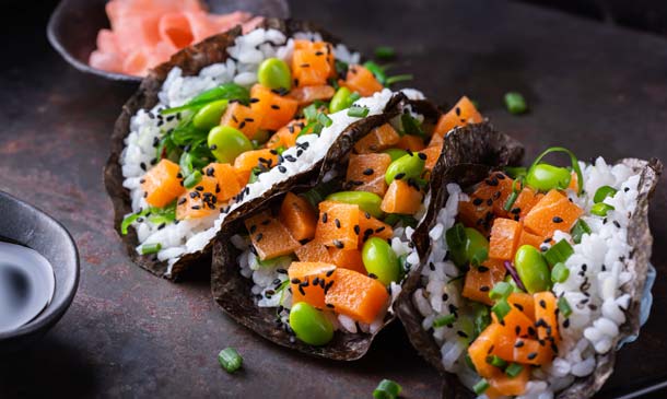 Tacos de alga nori con salmón, arroz y edamame