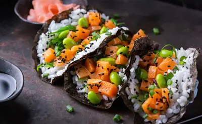 Tacos de alga nori con salmón, arroz y edamame