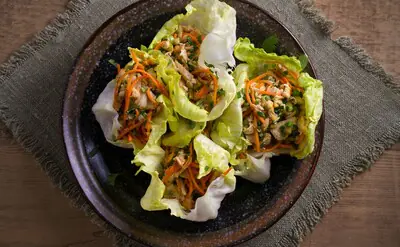Tacos de lechuga 'iceberg' con pollo y zanahoria