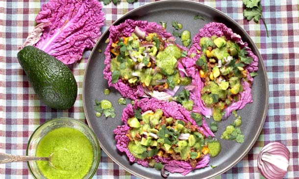 Tacos de repollo morado con aguacate y carne picada