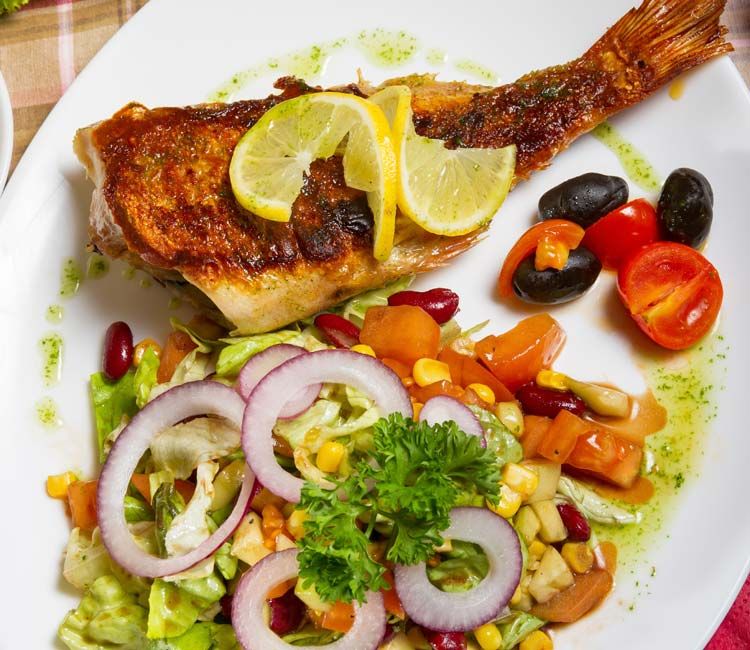 Cabracho frito con ensalada y aceite de menta
