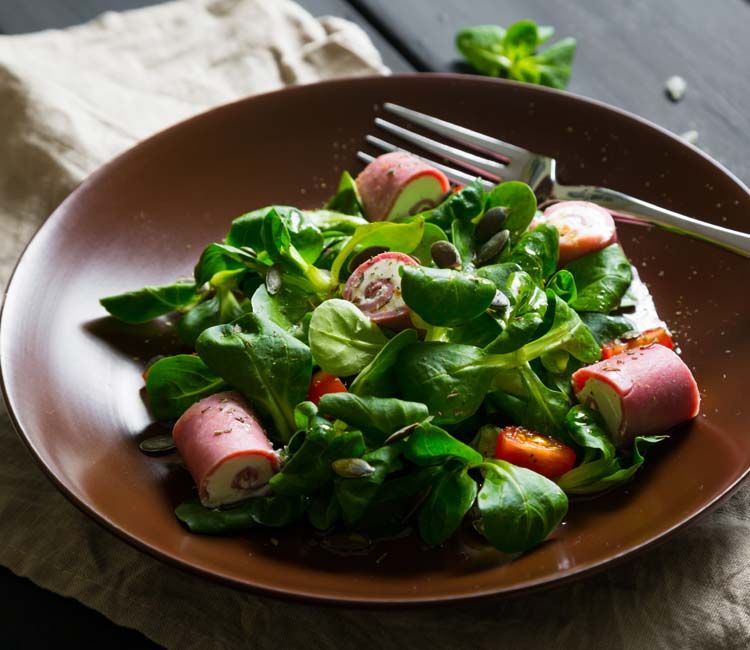 Ensalada de canónigos con rollitos de jamón y pipas de calabaza