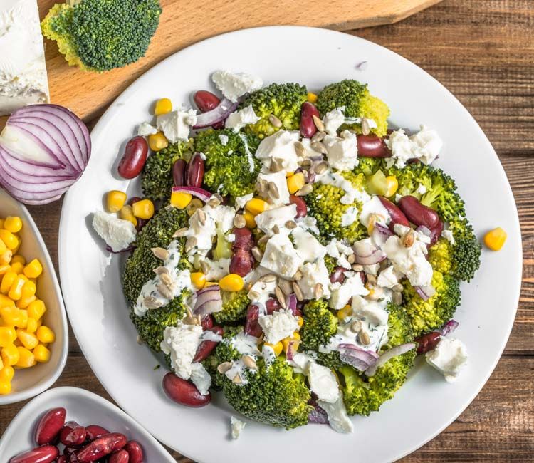 Ensalada de brócoli con queso feta, alubias y pipas