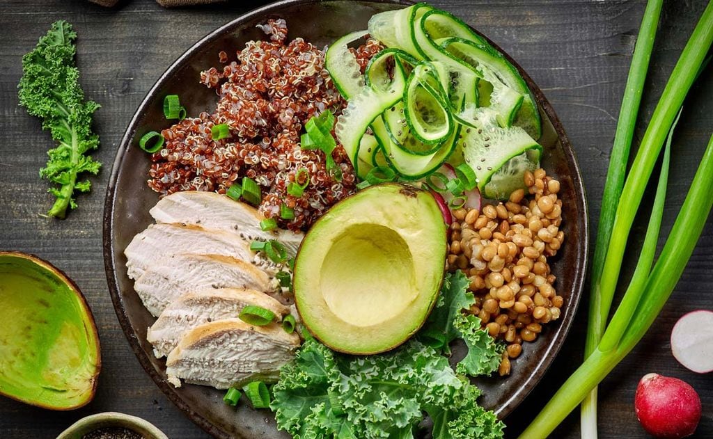 Ensalada de quinoa, pollo, aguacate y lentejas