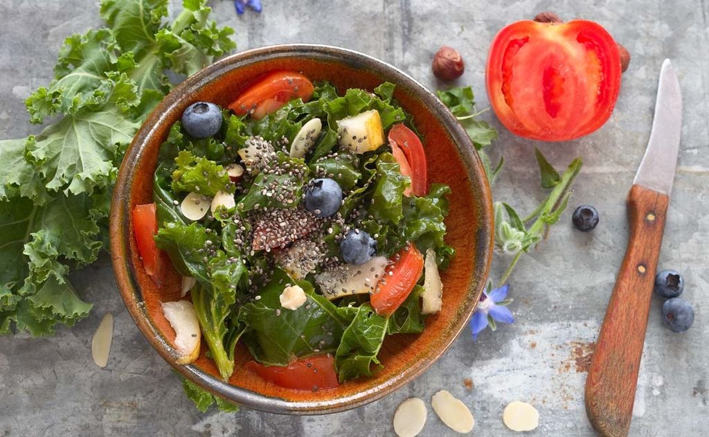 Ensalada de col rizada, tomate, frutos secos y chía