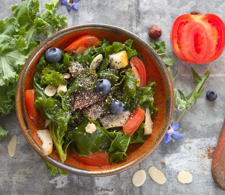 Ensalada de col rizada, tomate, frutos secos y chía