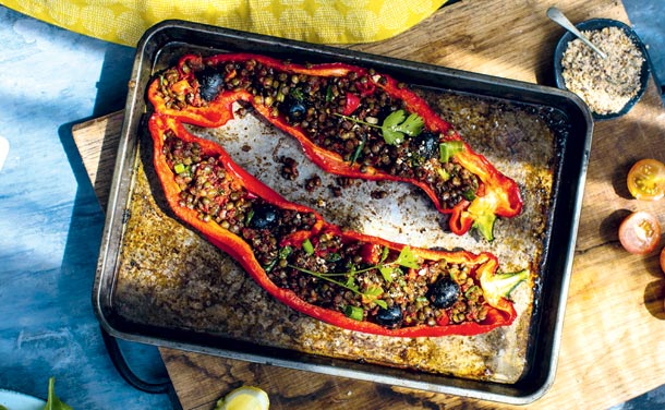 Pimientos rellenos de lentejas, 'dukkah' y aceitunas negras