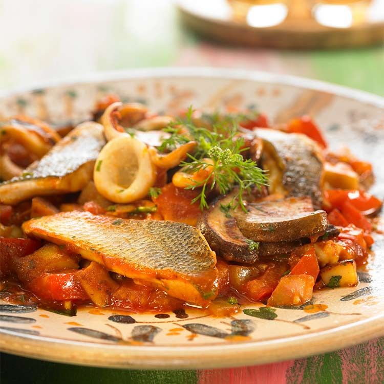 Lubina guisada con calamares y verduras