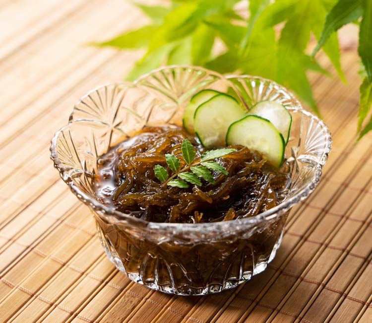 Aperitivo de algas 'mozuku' marinadas con pepino