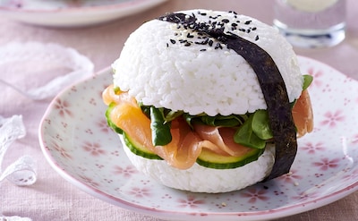 'Sushi burger' de salmón ahumado con verduras