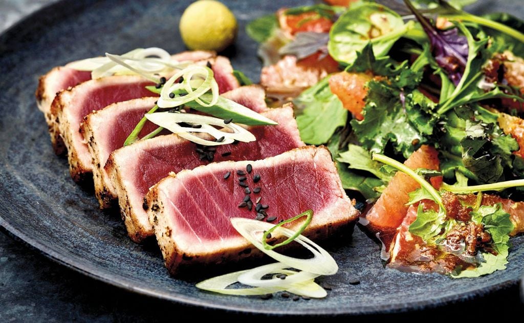 Tataki de atún con ensalada de naranja amarga