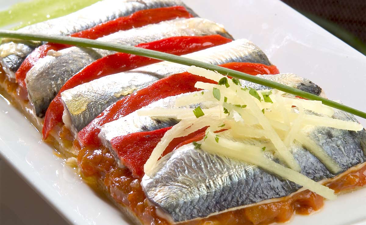 Coca de sardinas en jengibre con pimientos y tomate dulce