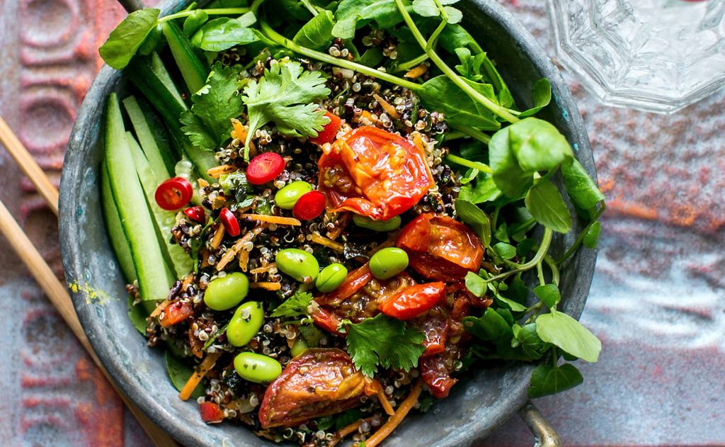 Ensalada de quinoa con arroz y tomates