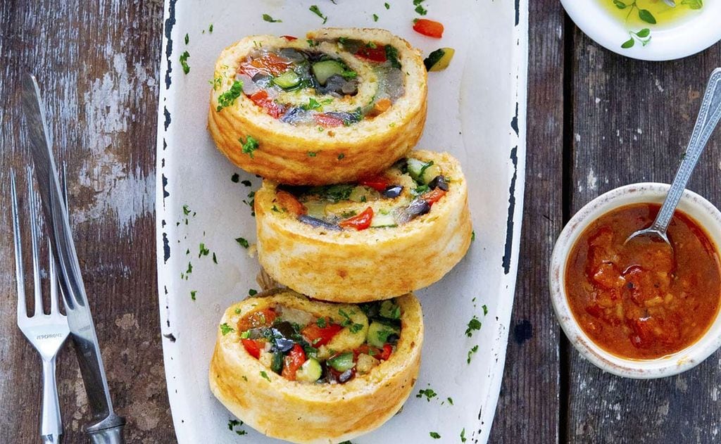 'Roulade' de tortilla con vegetales y salsa de tomate