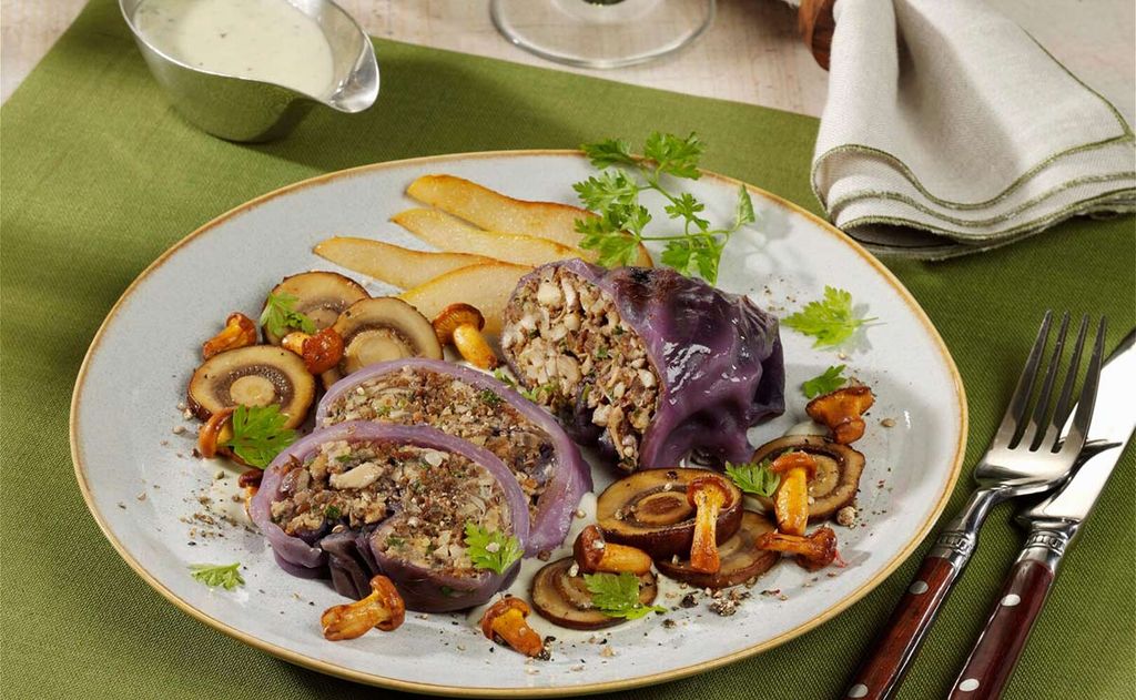 'Roulade' de lombarda rellena de setas y almendras