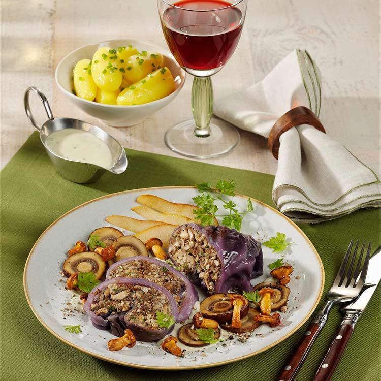 'Roulade' de lombarda rellena de setas y almendras