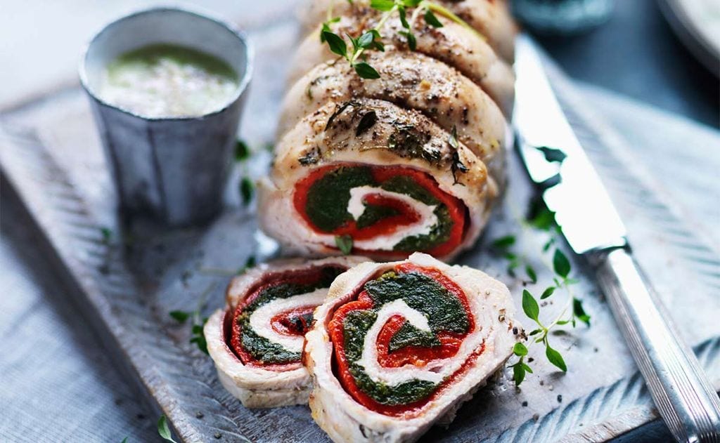 'Roulade' de pavo rellena de hierbas, pimiento y queso