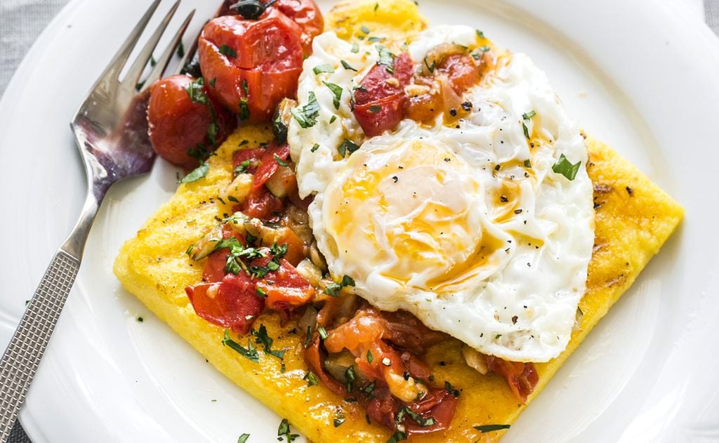 Tosta de polenta con tomates y huevo frito