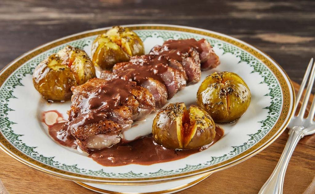 'Magret' de pato con salsa de chocolate e higos asados