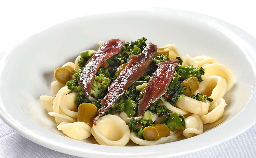 Pasta con 'gremolata', verduras y anchoas