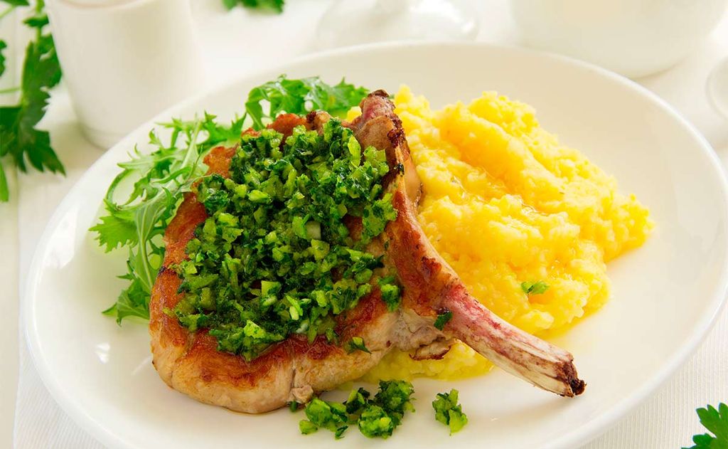 Chuleta de cerdo con 'gremolata' y puré de patata
