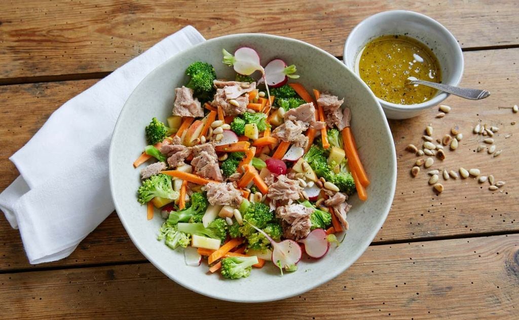 Ensalada de brócoli, atún, manzana y piñones