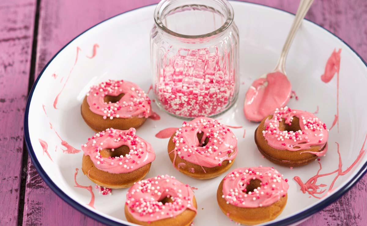 Mini dónuts con glaseado de chocolate rosa