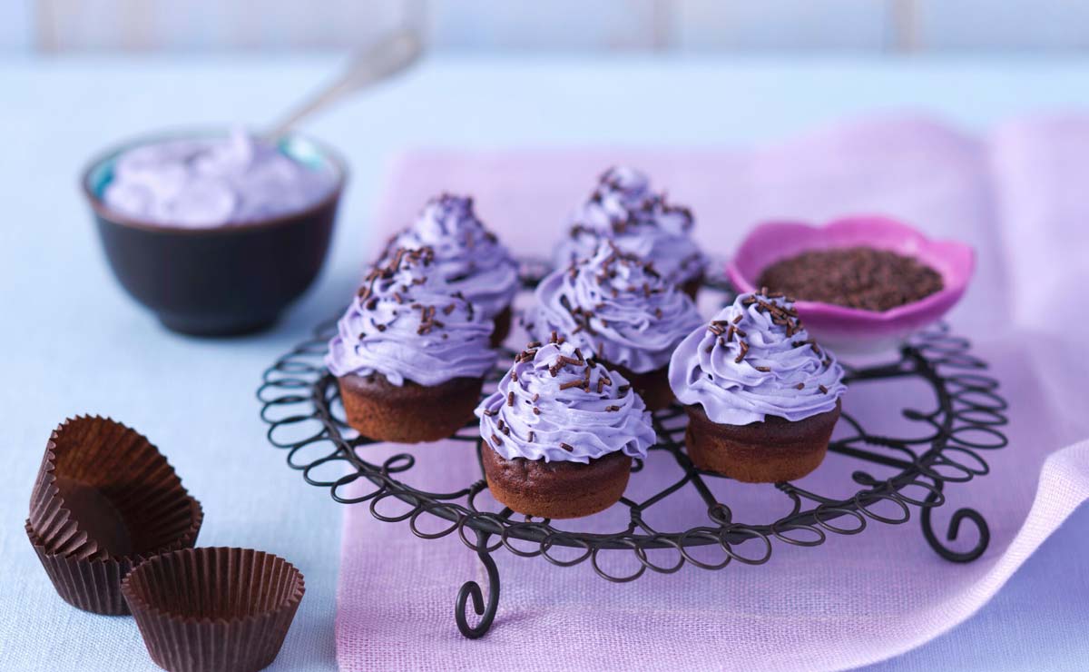 Mini 'cupcakes' de chocolate y violeta