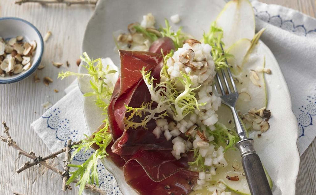 Tartar de pera con bresaola y avellanas