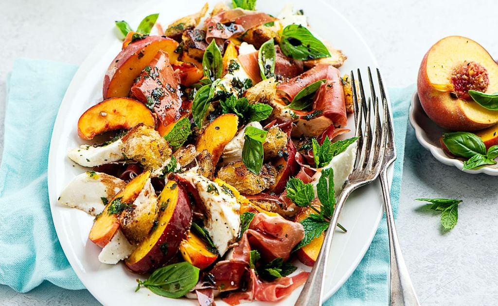 Ensalada de nectarinas, jamón y 'mozzarella'