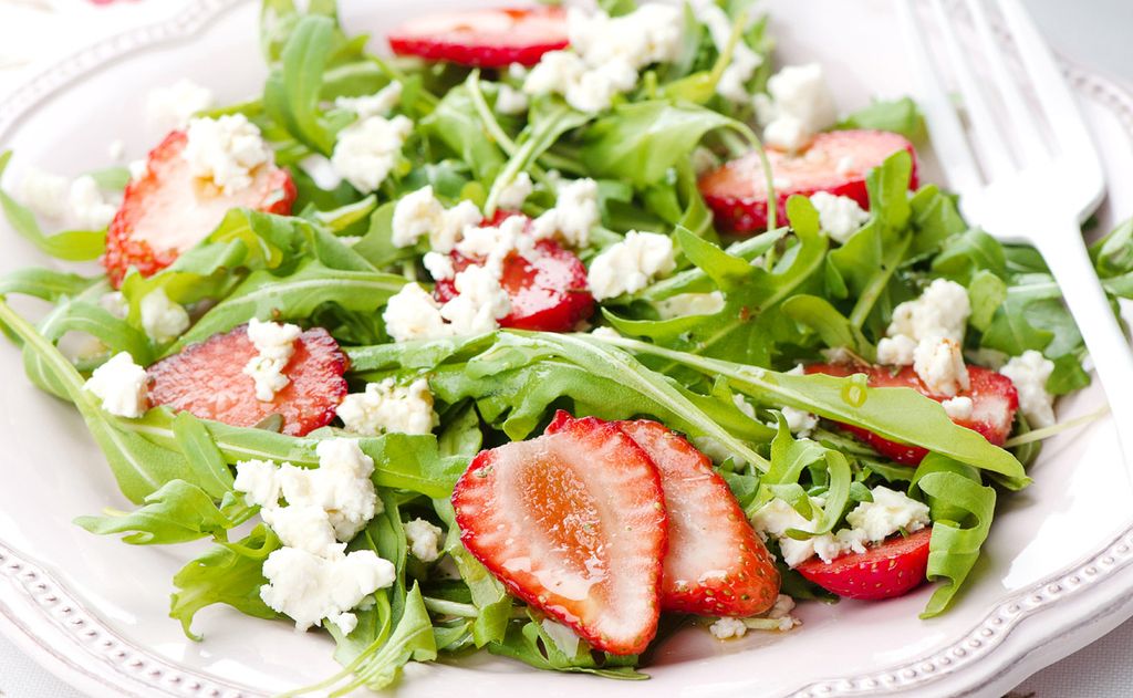 Ensalada de rúcula, ricotta y fresas