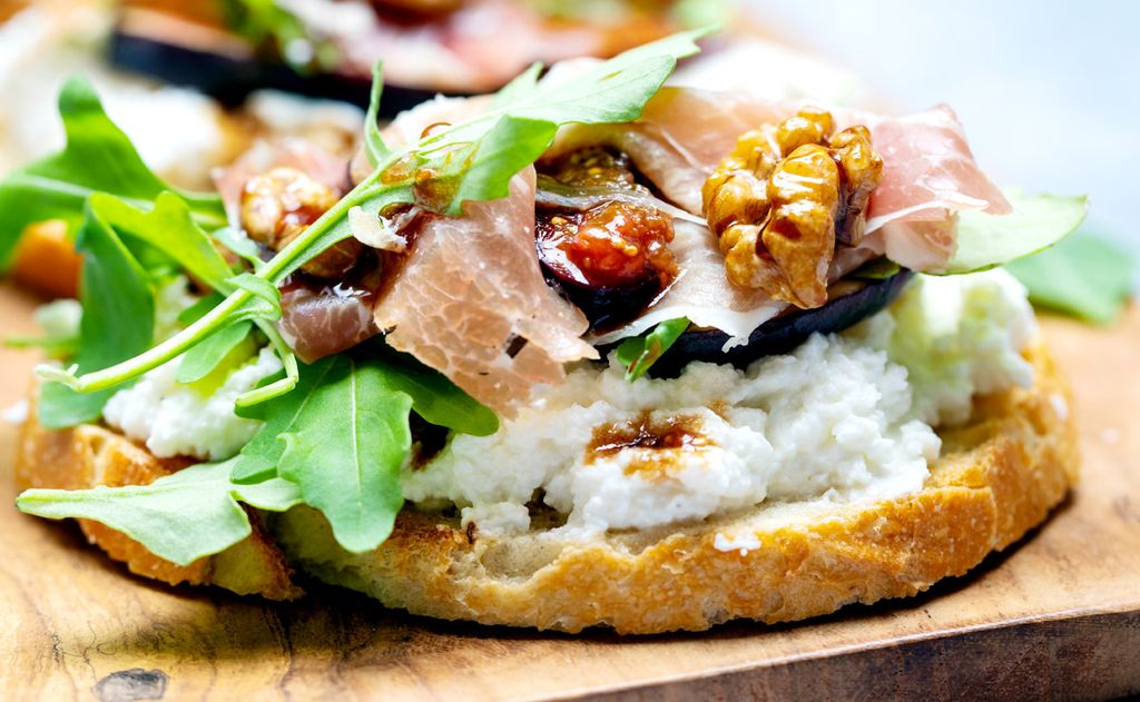 Tostas de 'ricotta', jamón, brevas y nueces