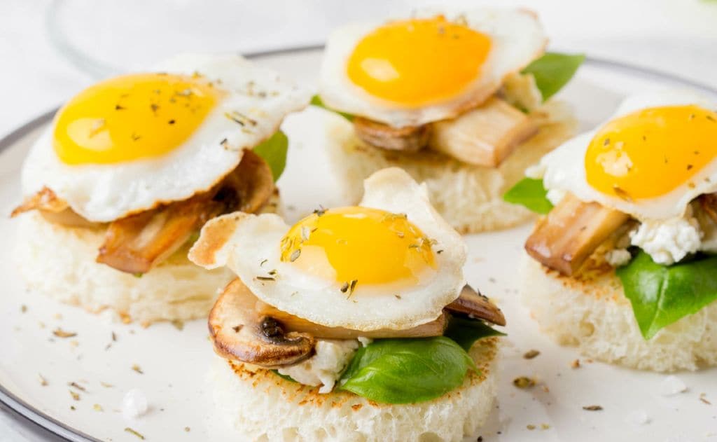 Canapés de huevo, champiñón y queso cremoso