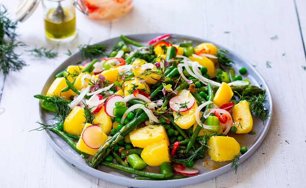 Ensalada veraniega de patata, judías, espárragos y guisantes