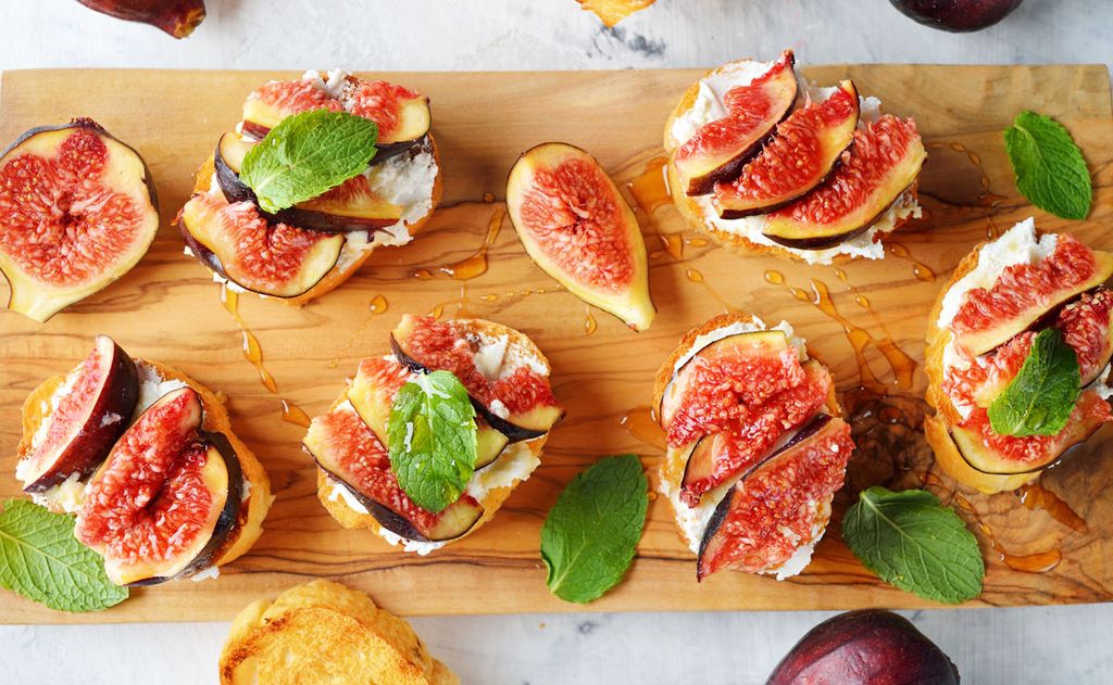 Tostas de requesón, brevas y miel