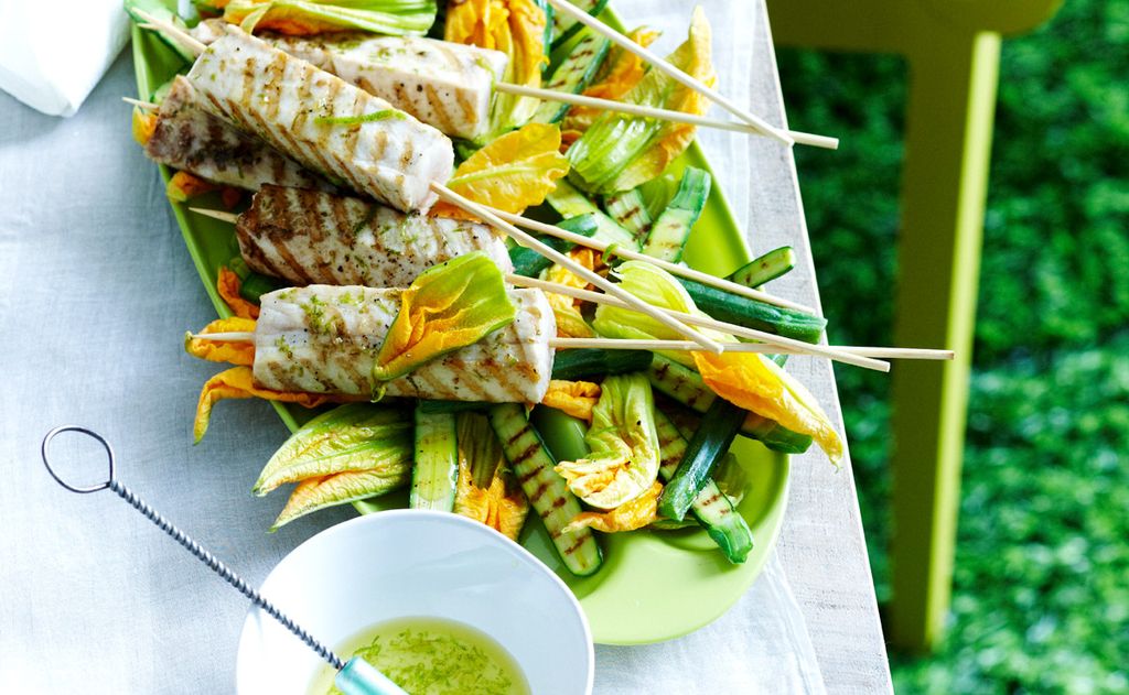 Brochetas de emperador con flores de calabacín