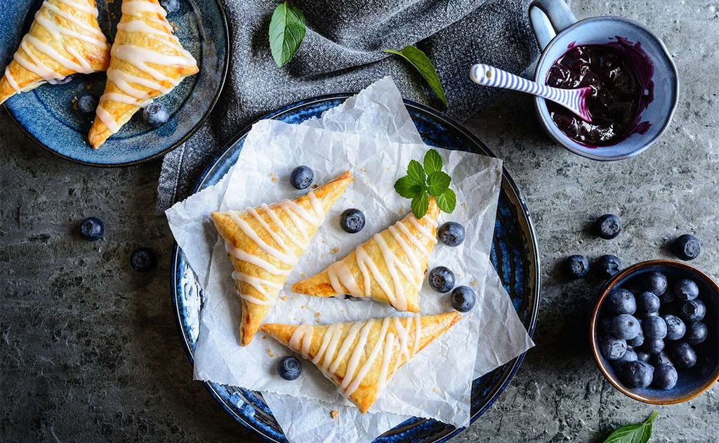 Hojaldres rellenos de confitura de arándanos y glaseado de limón