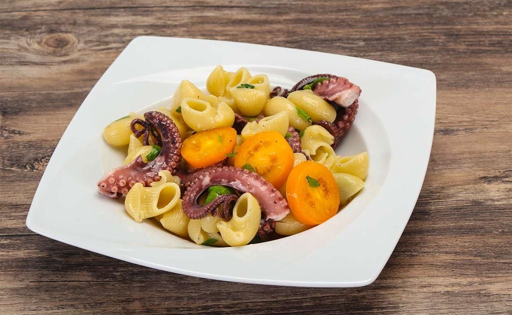 Coditos de pasta con pulpo y tomatitos amarillos