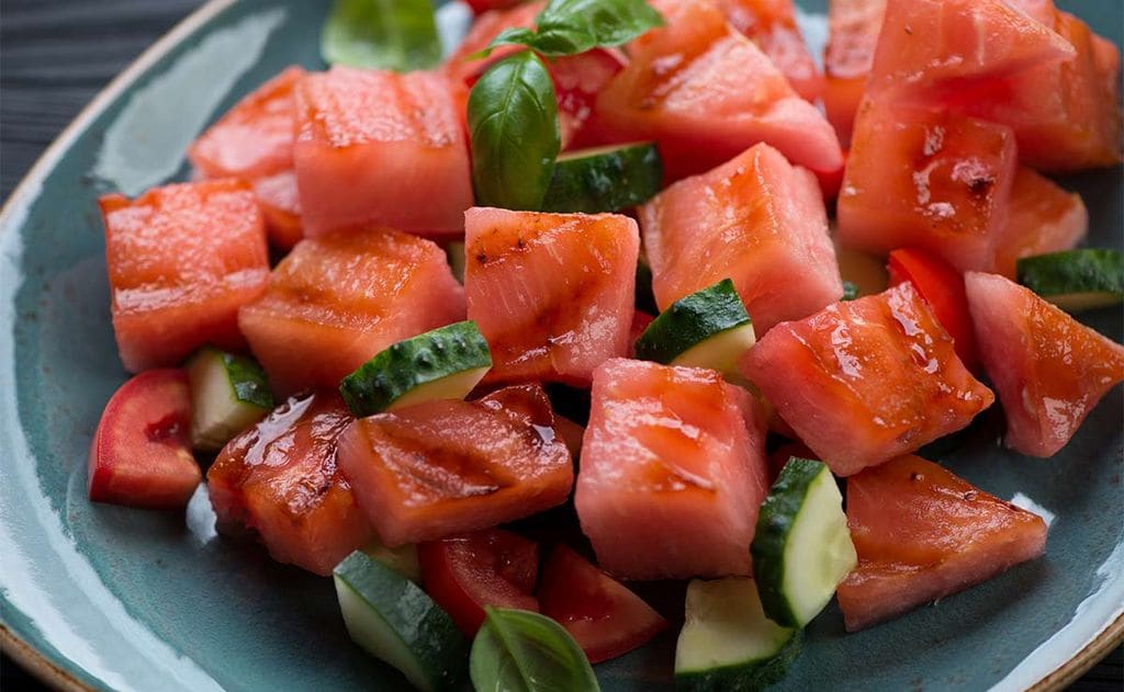 Ensalada de sandía a la parrilla con pepino y tomate