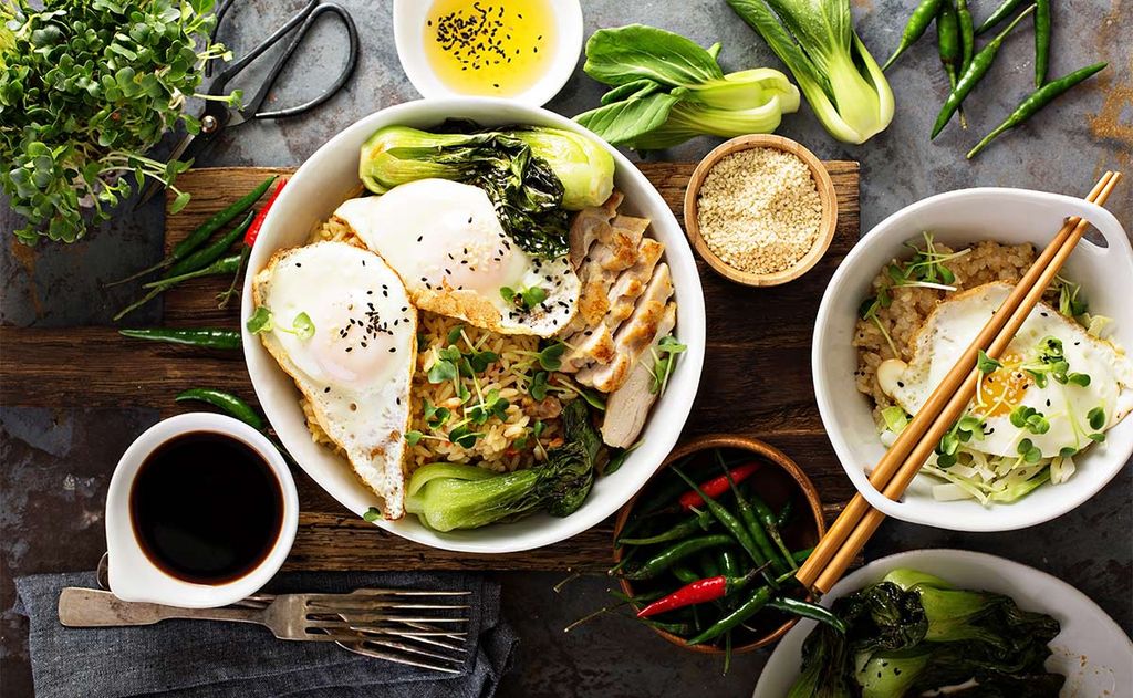 'Poke' con pak choi, arroz, huevo y pollo