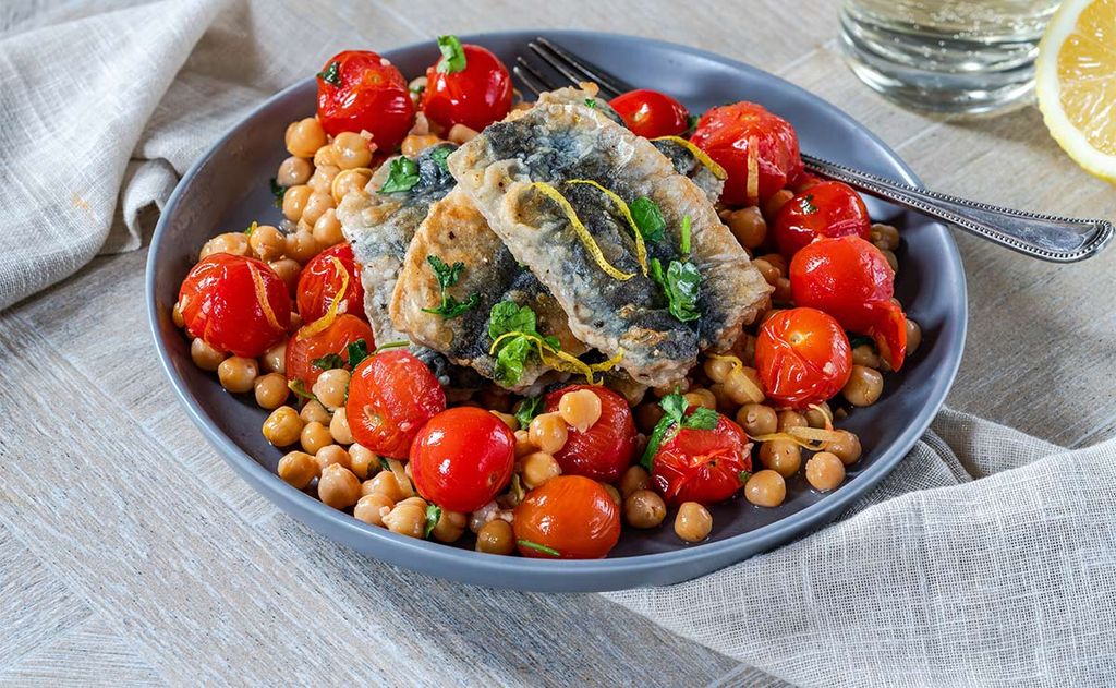 Ensalada de garbanzos con sardinas y tomates