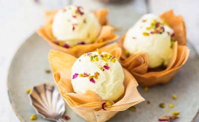 Tulipas crujientes con helado de pistacho