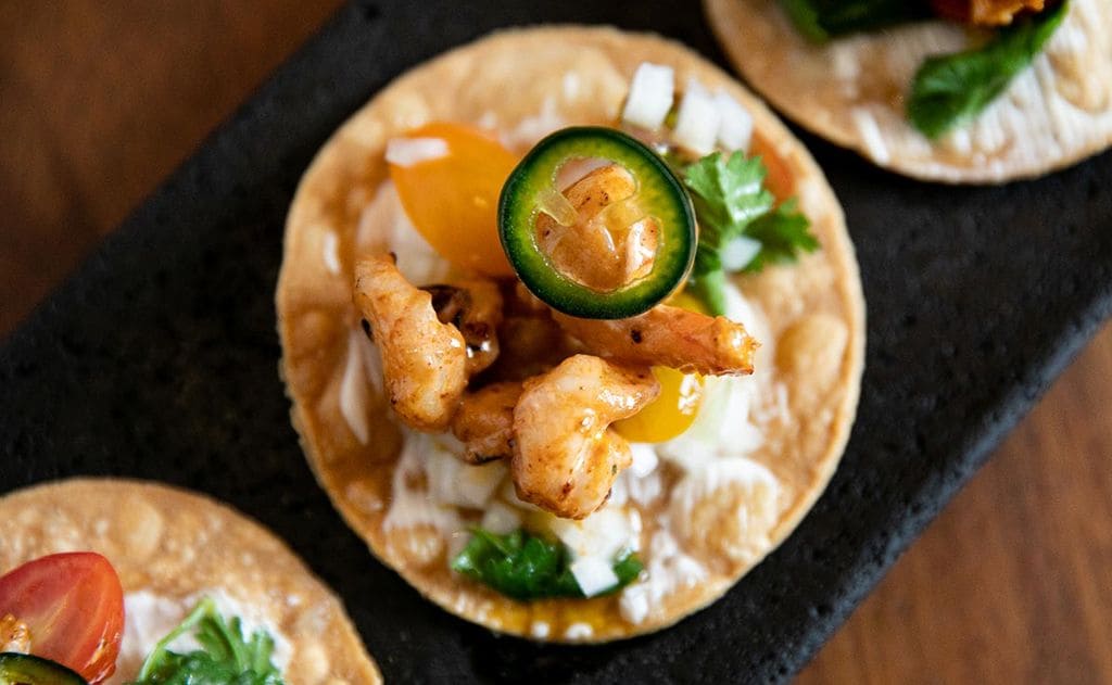 Tostada de langostino zarandeado