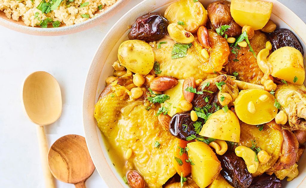 Tajine de pollo con frutos secos, ciruelas y castañas