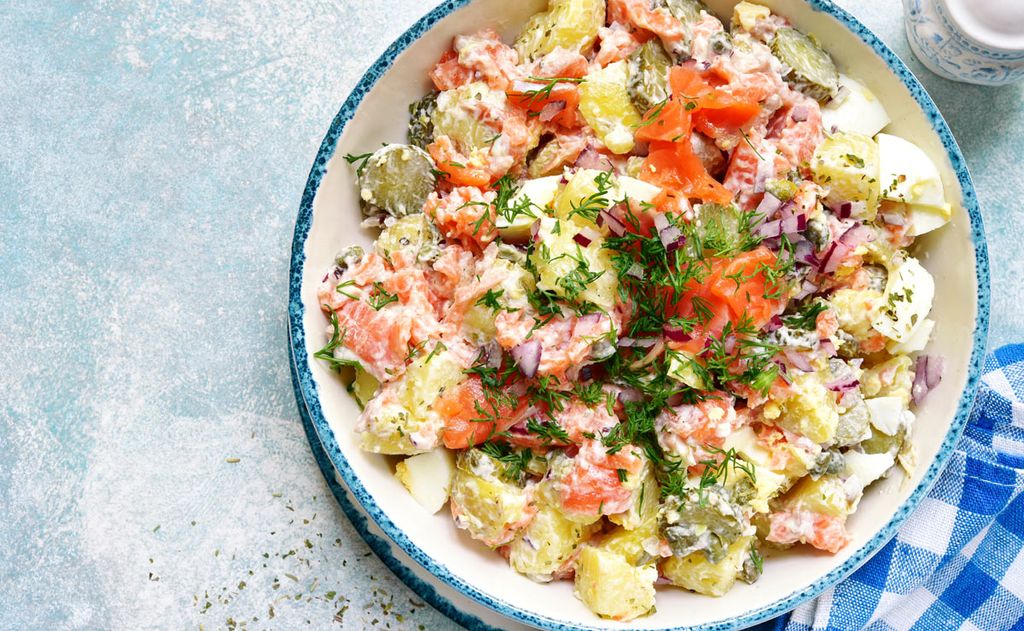 Ensalada de patata, salmón ahumado y pepinillos