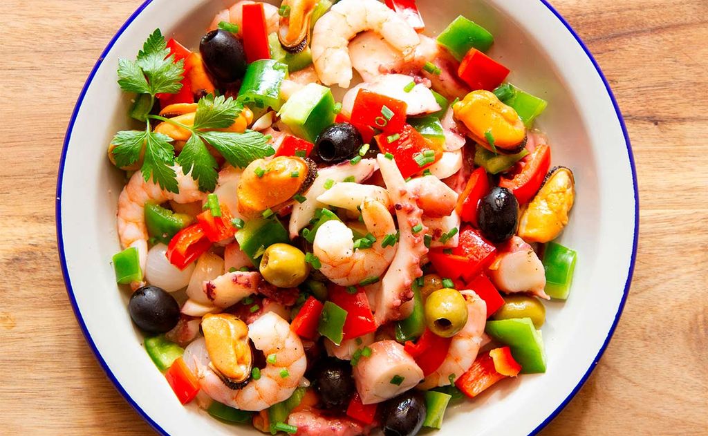 Ensalada fría con pulpo, gambas y mejillones