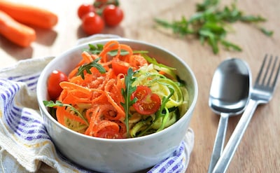 Ensalada de 'zoodles' de zanahoria y calabacín