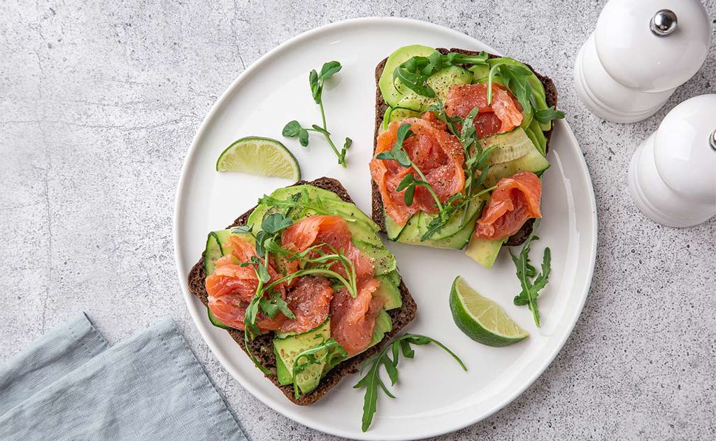 Tosta de salmón con aguacate y rúcula